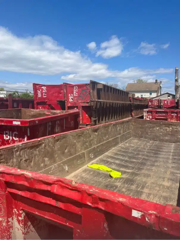 1/2 Yard Mini Dumpsters Manhattan: Convenient 1/2 Yard Mini Dumpsters for Manhattan. Dispose of waste easily with our compact solution. Photo taken January 2024.